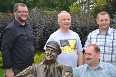 pierwsi chętni do wspólnego zdjęcia z Kaszubem